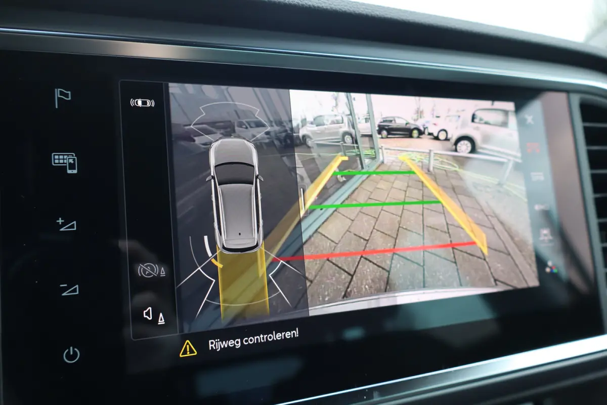 FR Business Intense | Achteruitrijcamera | Airconditioning automatisch met 2-zone-temperatuurregeling | Centrale vergr. met afstandsbediening en Keyless Entry&Go