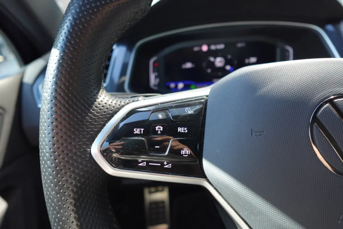 1.5 TSI R-Line PANO KEYLESS CAM
