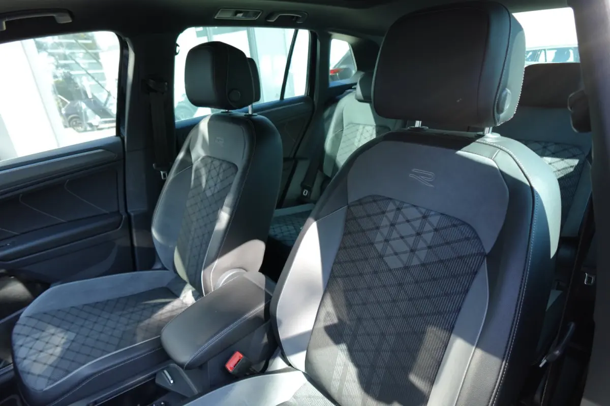 1.5 TSI R-Line PANO KEYLESS CAM