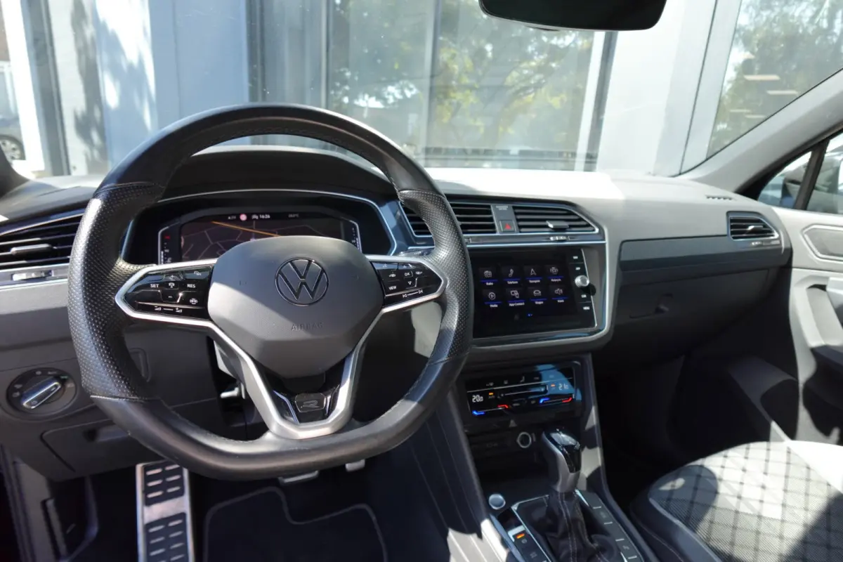 1.5 TSI R-Line PANO KEYLESS CAM