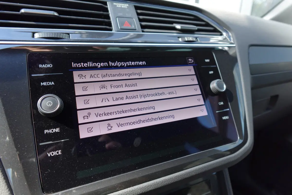 1.5 TSI R-Line PANO KEYLESS CAM