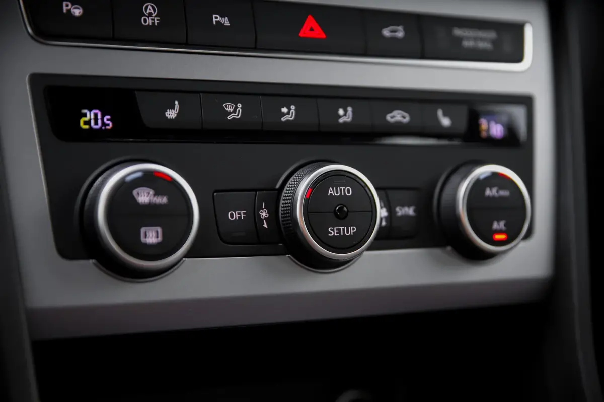 FR Business Intense | Achteruitrijcamera | Airconditioning automatisch met 2-zone-temperatuurregeling | Centrale vergr. met afstandsbediening en Keyless Entry&Go