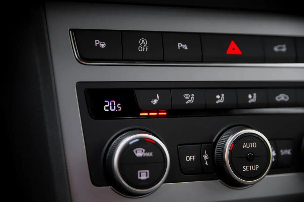 FR Business Intense | Achteruitrijcamera | Airconditioning automatisch met 2-zone-temperatuurregeling | Centrale vergr. met afstandsbediening en Keyless Entry&Go