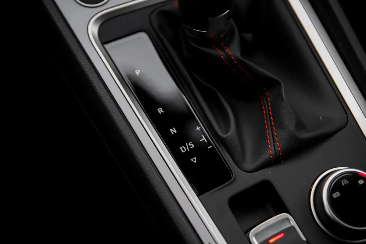 FR Business Intense | Achteruitrijcamera | Airconditioning automatisch met 2-zone-temperatuurregeling | Centrale vergr. met afstandsbediening en Keyless Entry&Go