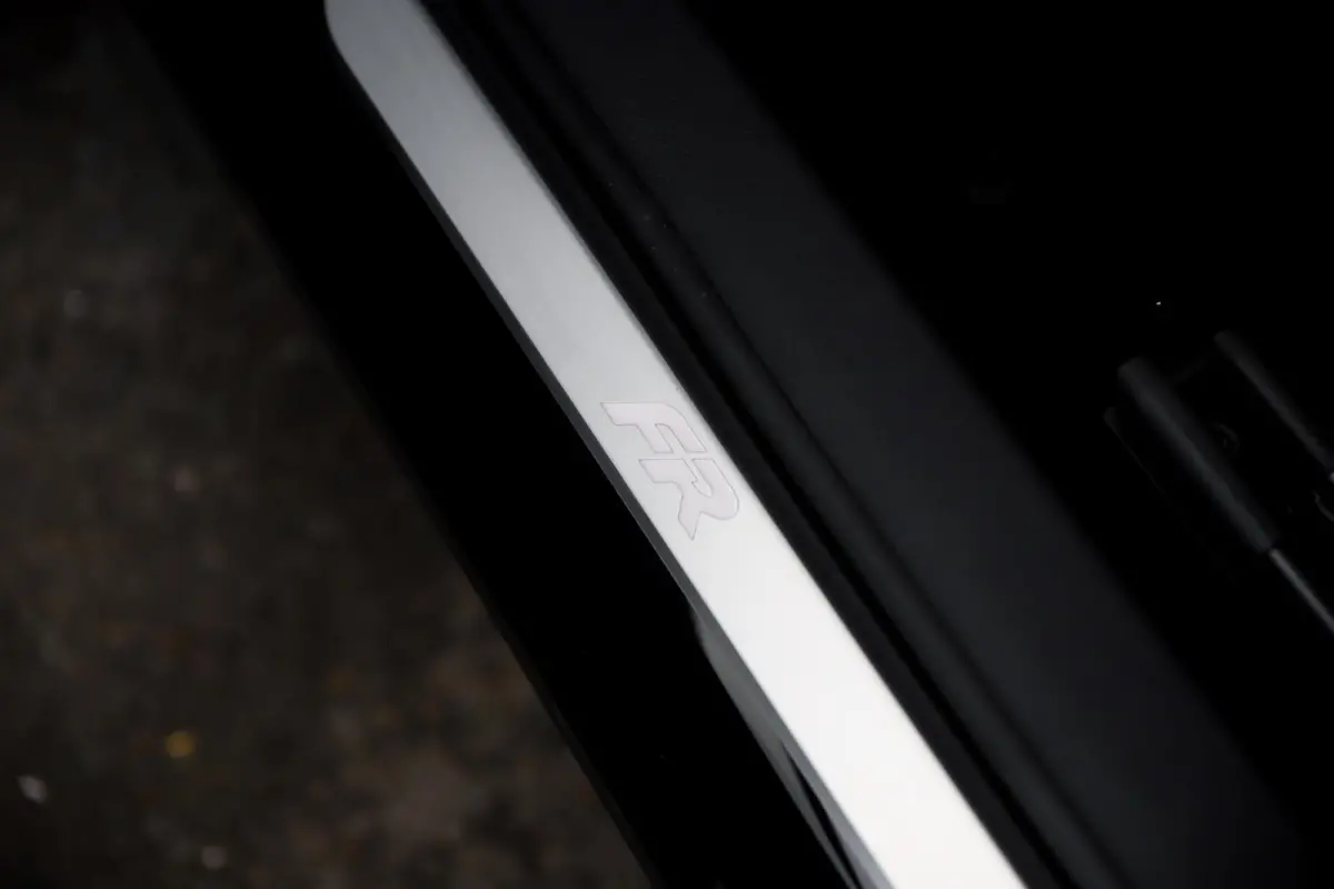 FR Business Intense | Achteruitrijcamera | Airconditioning automatisch met 2-zone-temperatuurregeling | Centrale vergr. met afstandsbediening en Keyless Entry&Go