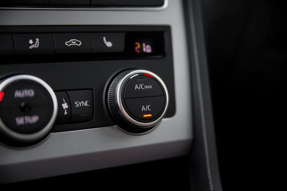 FR Business Intense | Achteruitrijcamera | Airconditioning automatisch met 2-zone-temperatuurregeling | Centrale vergr. met afstandsbediening en Keyless Entry&Go