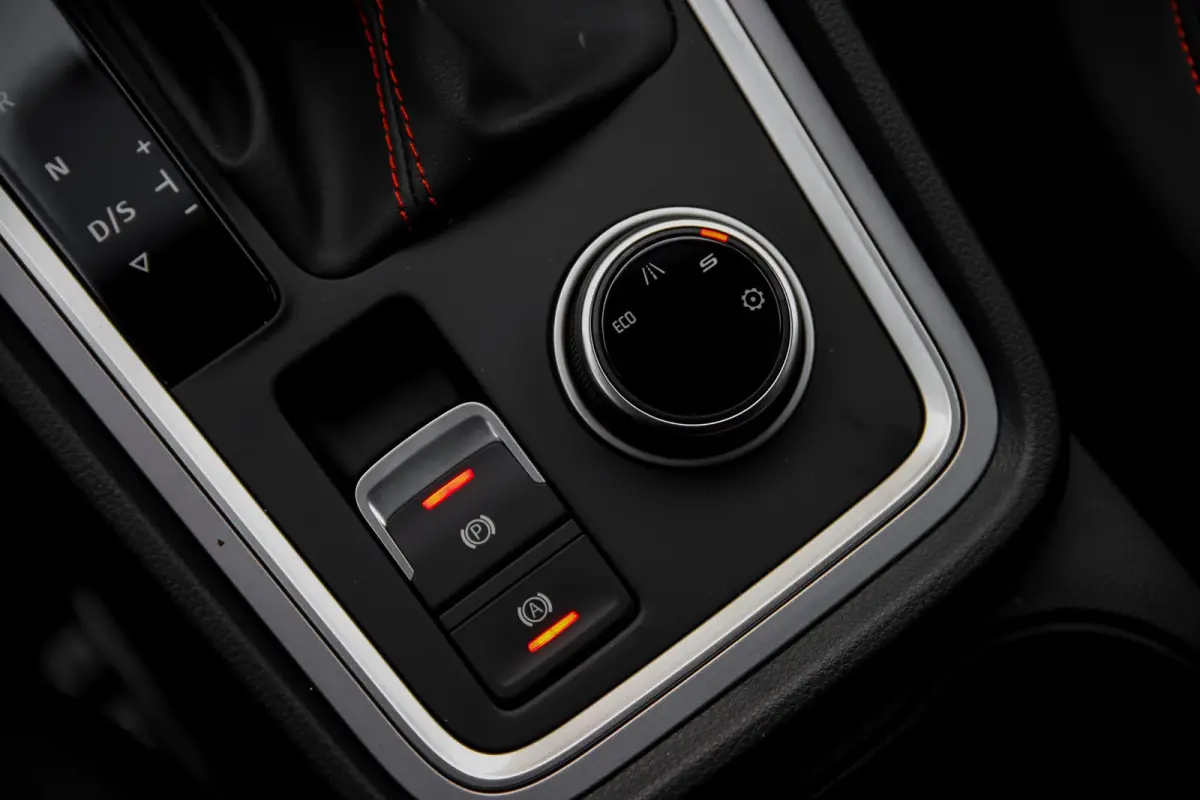 FR Business Intense | Achteruitrijcamera | Airconditioning automatisch met 2-zone-temperatuurregeling | Centrale vergr. met afstandsbediening en Keyless Entry&Go