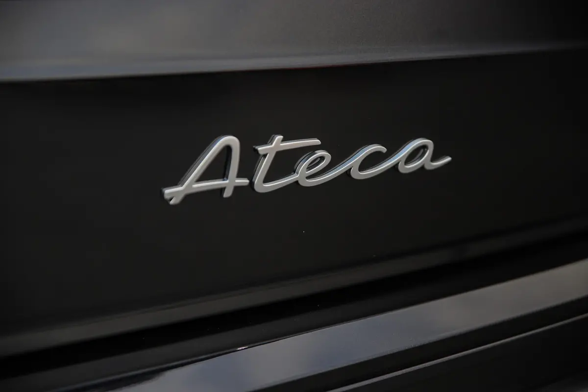 FR Business Intense | Achteruitrijcamera | Airconditioning automatisch met 2-zone-temperatuurregeling | Centrale vergr. met afstandsbediening en Keyless Entry&Go