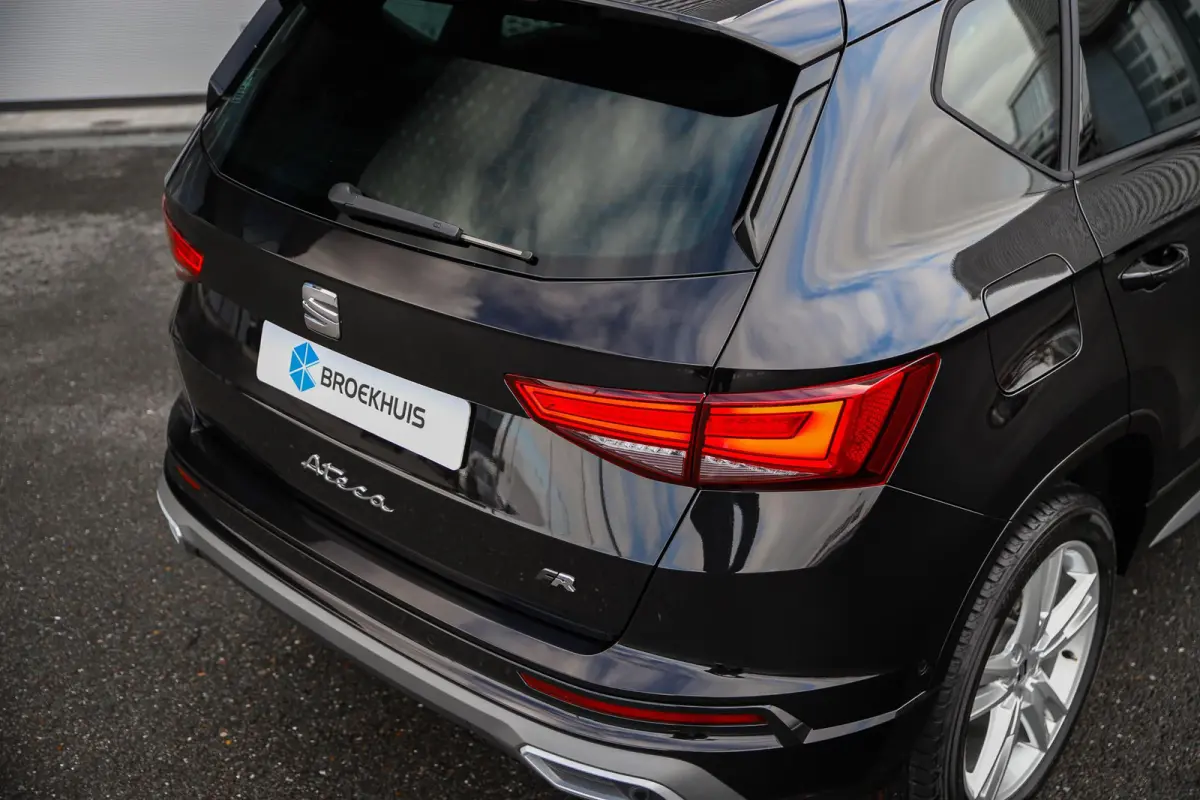 FR Business Intense | Achteruitrijcamera | Airconditioning automatisch met 2-zone-temperatuurregeling | Centrale vergr. met afstandsbediening en Keyless Entry&Go