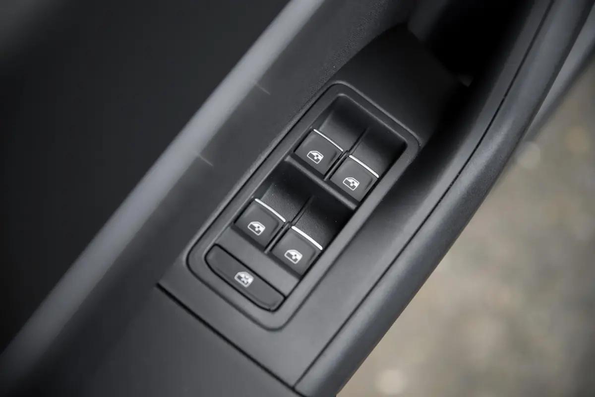 FR Business Intense | Achteruitrijcamera | Airconditioning automatisch met 2-zone-temperatuurregeling | Centrale vergr. met afstandsbediening en Keyless Entry&Go