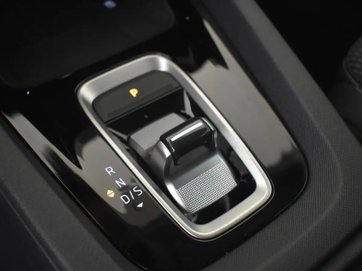 Business Edition Plus | Achteruitrijcamera | Chromen grille | Dynamic Chassis Control