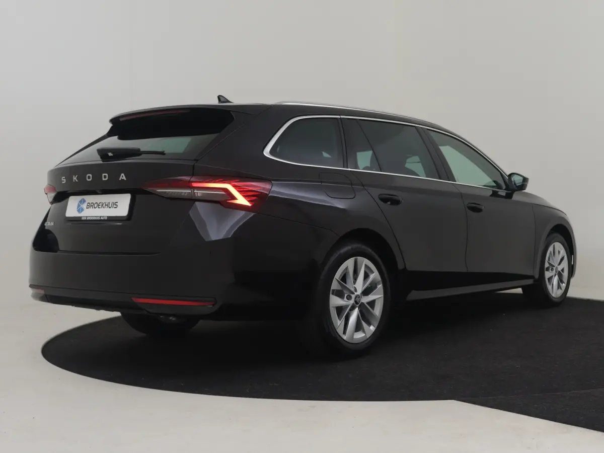 Business Edition Plus | Achteruitrijcamera | Chromen grille | Dynamic Chassis Control