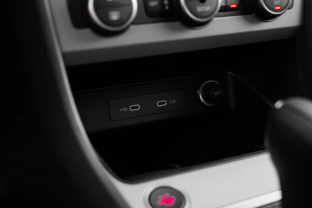 FR Business Intense | Achteruitrijcamera | Airconditioning automatisch met 2-zone-temperatuurregeling | Centrale vergr. met afstandsbediening en Keyless Entry&Go