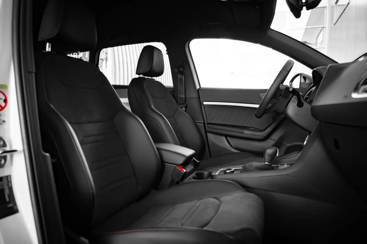 FR Business Intense | Achteruitrijcamera | Airconditioning automatisch met 2-zone-temperatuurregeling | Centrale vergr. met afstandsbediening en Keyless Entry&Go