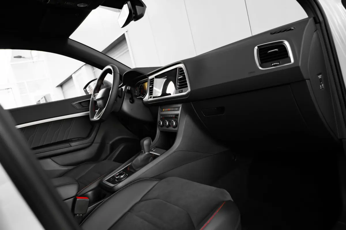 FR Business Intense | Achteruitrijcamera | Airconditioning automatisch met 2-zone-temperatuurregeling | Centrale vergr. met afstandsbediening en Keyless Entry&Go