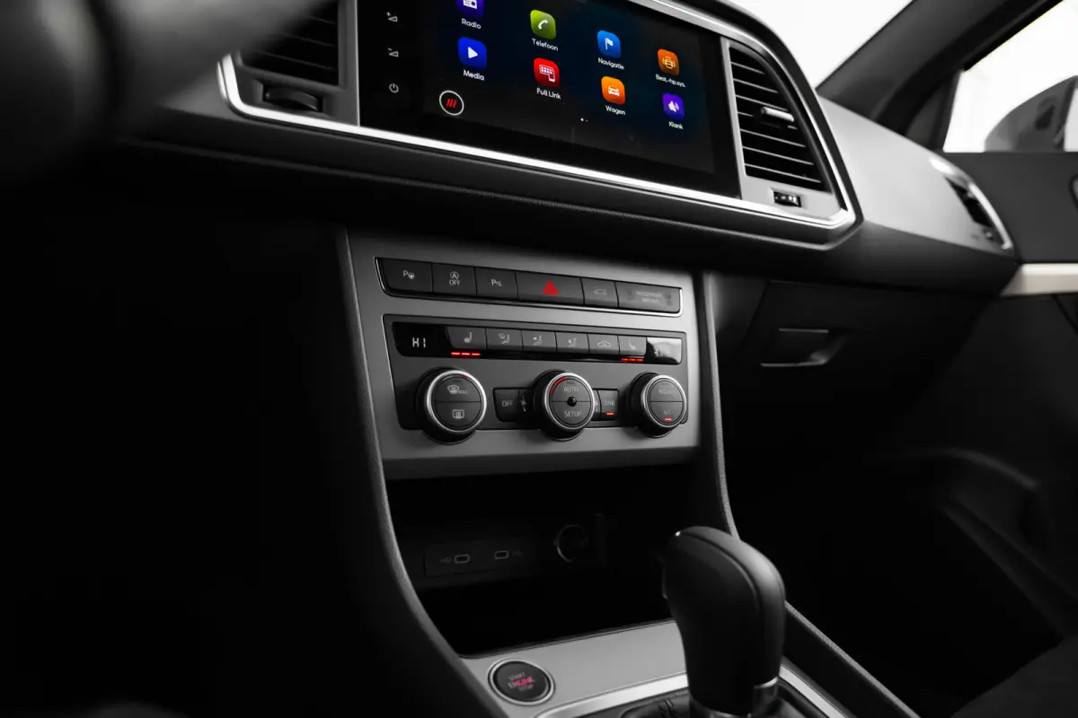 FR Business Intense | Achteruitrijcamera | Airconditioning automatisch met 2-zone-temperatuurregeling | Centrale vergr. met afstandsbediening en Keyless Entry&Go
