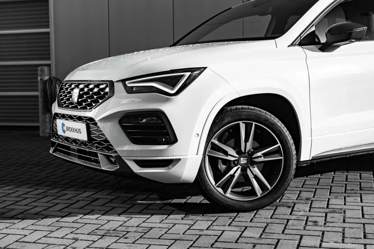 FR Business Intense | Achteruitrijcamera | Airconditioning automatisch met 2-zone-temperatuurregeling | Centrale vergr. met afstandsbediening en Keyless Entry&Go