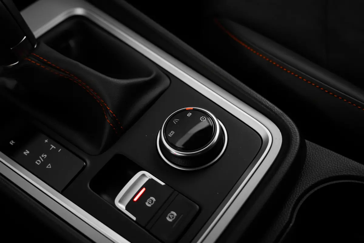 FR Business Intense | Achteruitrijcamera | Airconditioning automatisch met 2-zone-temperatuurregeling | Centrale vergr. met afstandsbediening en Keyless Entry&Go