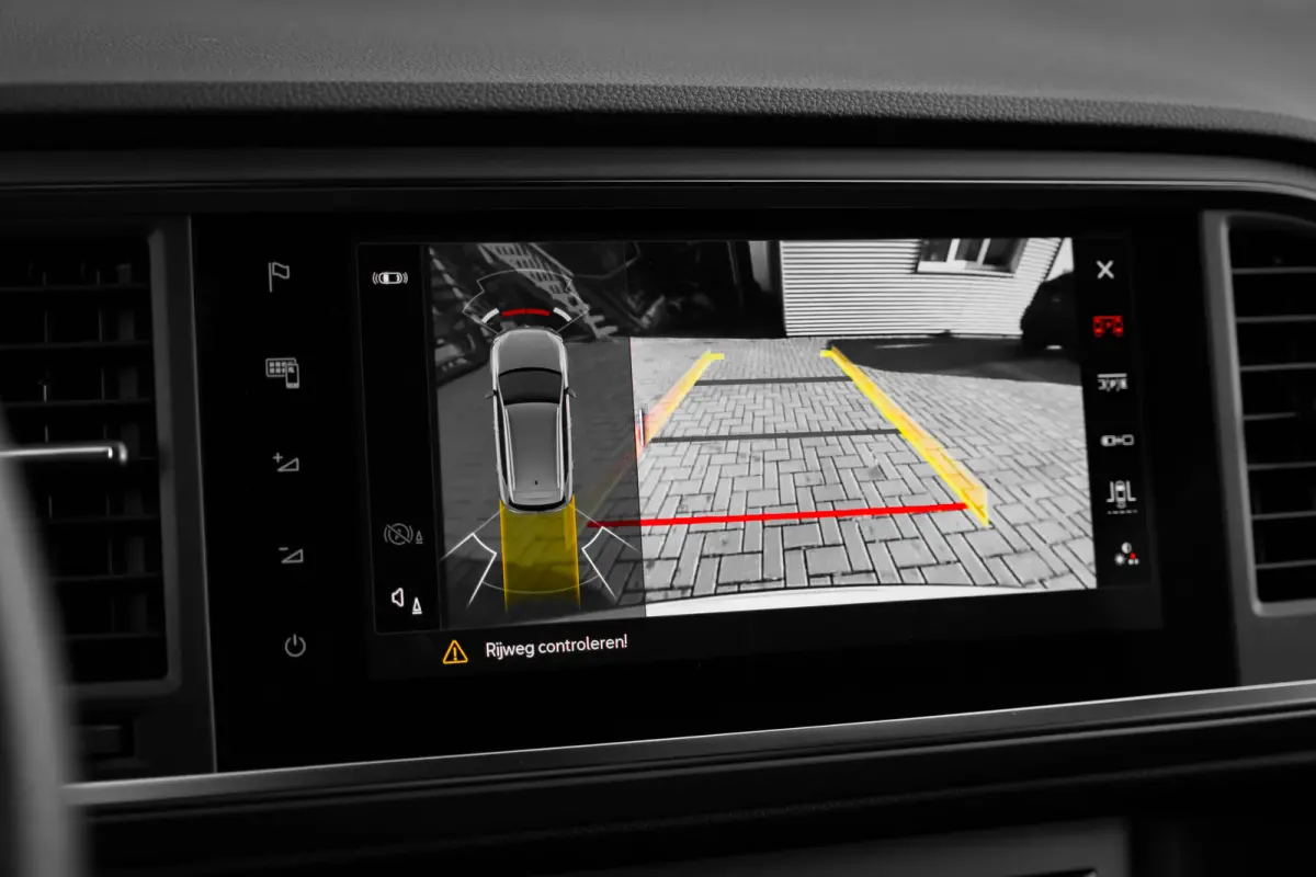 FR Business Intense | Achteruitrijcamera | Airconditioning automatisch met 2-zone-temperatuurregeling | Centrale vergr. met afstandsbediening en Keyless Entry&Go