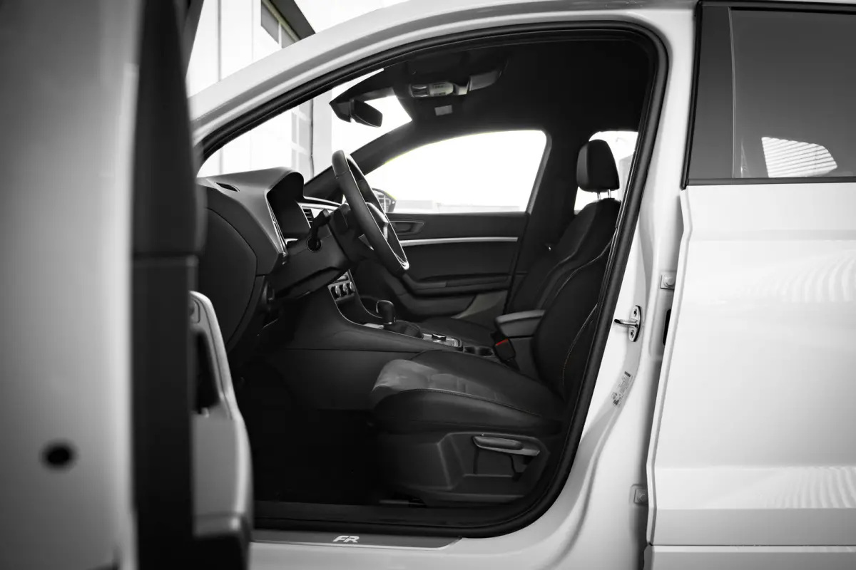FR Business Intense | Achteruitrijcamera | Airconditioning automatisch met 2-zone-temperatuurregeling | Centrale vergr. met afstandsbediening en Keyless Entry&Go