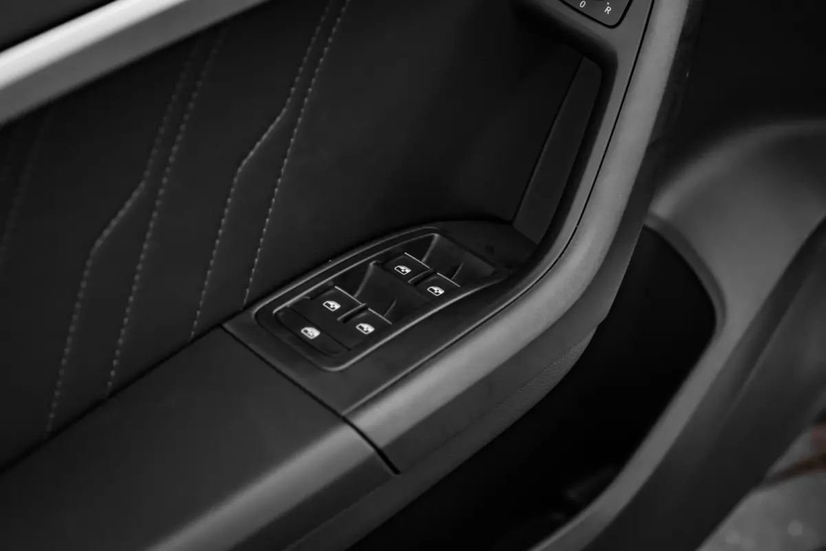 FR Business Intense | Achteruitrijcamera | Airconditioning automatisch met 2-zone-temperatuurregeling | Centrale vergr. met afstandsbediening en Keyless Entry&Go