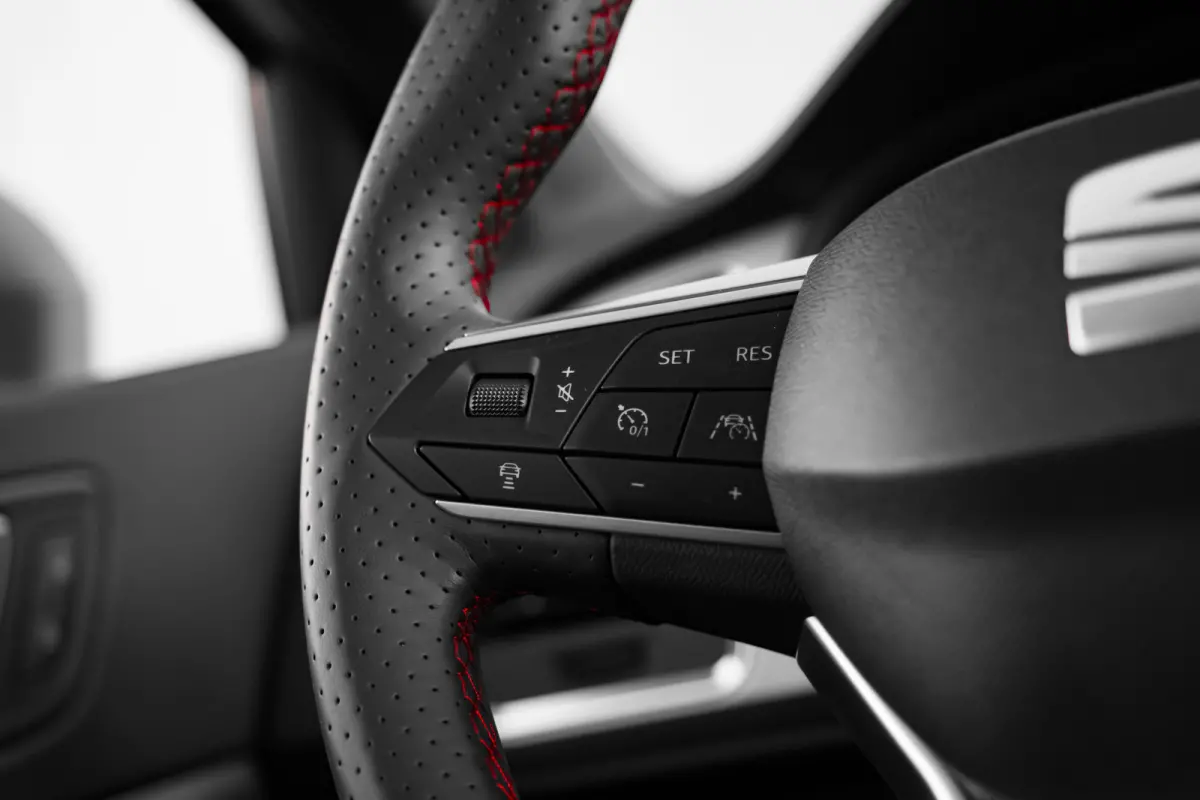 FR Business Intense | Achteruitrijcamera | Airconditioning automatisch met 2-zone-temperatuurregeling | Centrale vergr. met afstandsbediening en Keyless Entry&Go