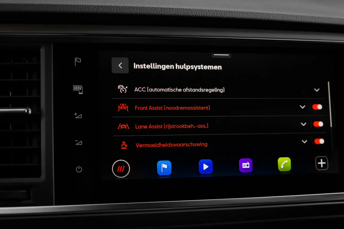 FR Business Intense | Achteruitrijcamera | Airconditioning automatisch met 2-zone-temperatuurregeling | Centrale vergr. met afstandsbediening en Keyless Entry&Go