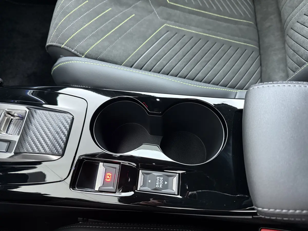 GT | Active Safety Brake met camera en radar (automatisch noodremsysteem) met Distance Alert (waarschuwing dreigende aanrijding) | Advanced Active Safety Brake met camera en radar | Climate 