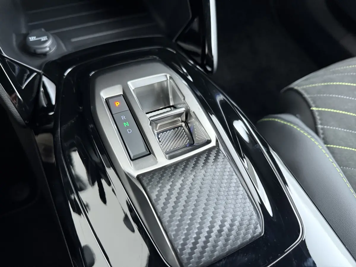 GT | Active Safety Brake met camera en radar (automatisch noodremsysteem) met Distance Alert (waarschuwing dreigende aanrijding) | Advanced Active Safety Brake met camera en radar | Climate 