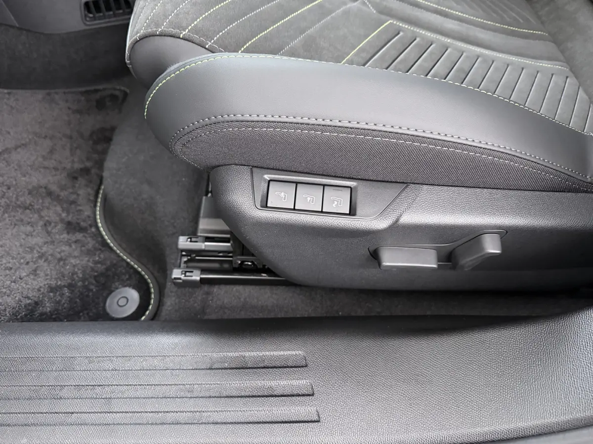GT | Active Safety Brake met camera en radar (automatisch noodremsysteem) met Distance Alert (waarschuwing dreigende aanrijding) | Advanced Active Safety Brake met camera en radar | Climate 