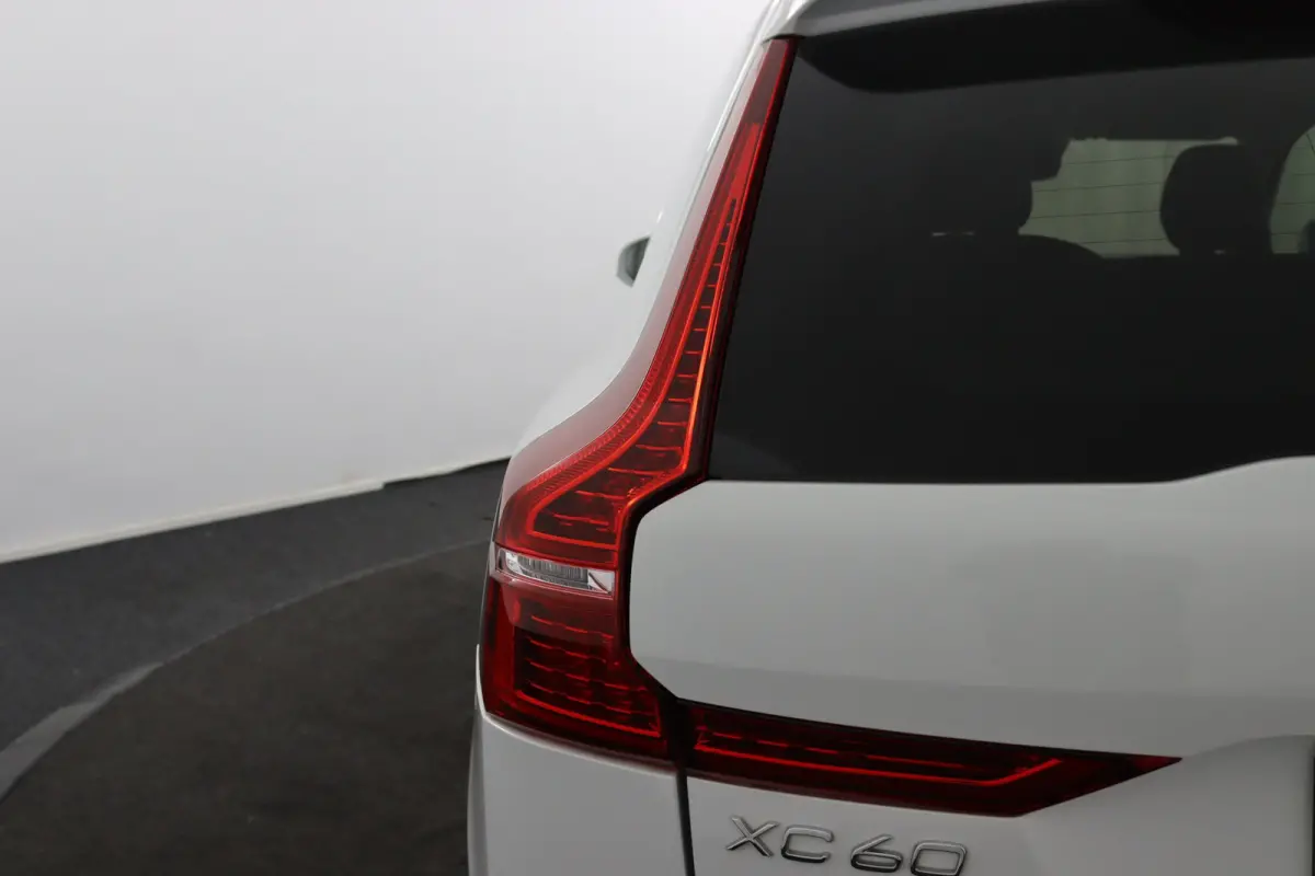 B5 Black Pack | Trekhaak 2300KG! | Camera | Adaptive Cruise | BLIS | Stoelverwarming | Verwarmbare Voorruit | CarPlay/Android Auto