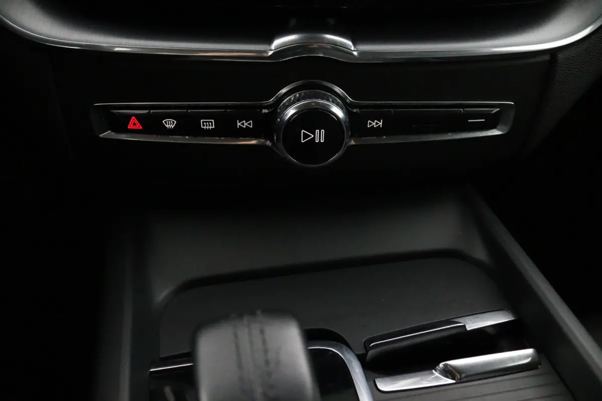 B5 Black Pack | Trekhaak 2300KG! | Camera | Adaptive Cruise | BLIS | Stoelverwarming | Verwarmbare Voorruit | CarPlay/Android Auto