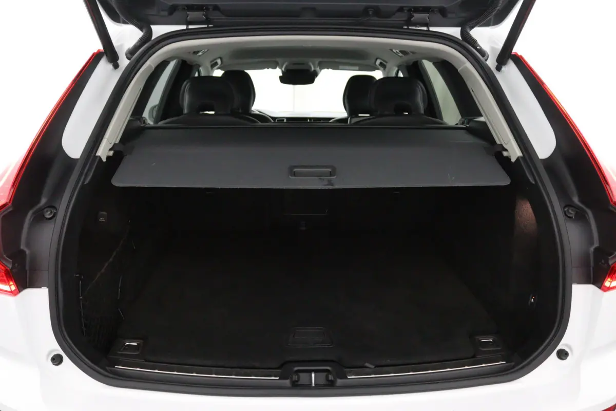 B5 Black Pack | Trekhaak 2300KG! | Camera | Adaptive Cruise | BLIS | Stoelverwarming | Verwarmbare Voorruit | CarPlay/Android Auto