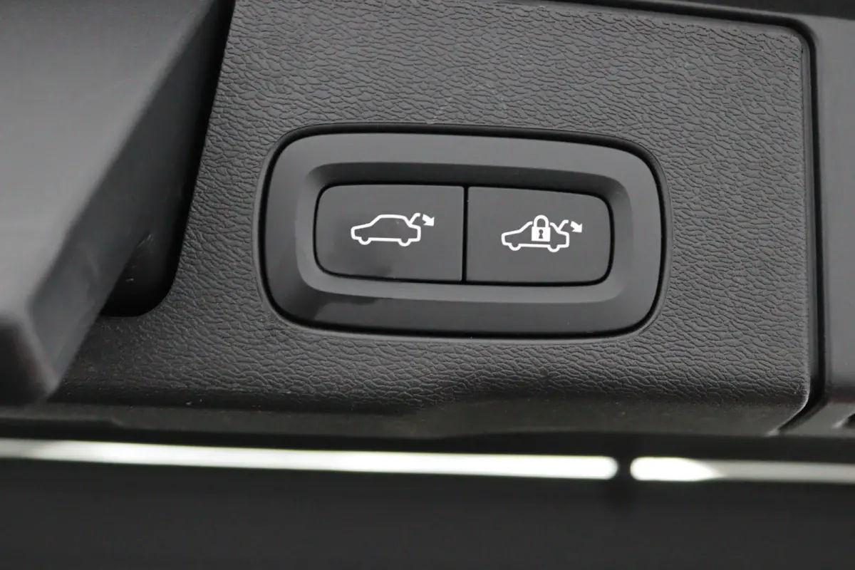B5 Black Pack | Trekhaak 2300KG! | Camera | Adaptive Cruise | BLIS | Stoelverwarming | Verwarmbare Voorruit | CarPlay/Android Auto