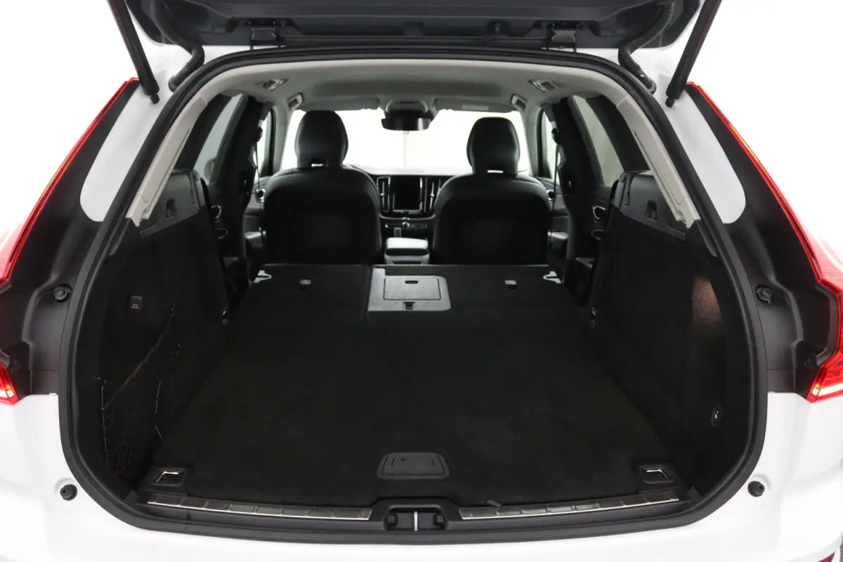 B5 Black Pack | Trekhaak 2300KG! | Camera | Adaptive Cruise | BLIS | Stoelverwarming | Verwarmbare Voorruit | CarPlay/Android Auto