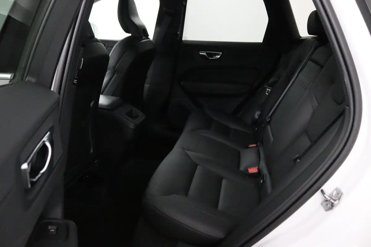 B5 Black Pack | Trekhaak 2300KG! | Camera | Adaptive Cruise | BLIS | Stoelverwarming | Verwarmbare Voorruit | CarPlay/Android Auto