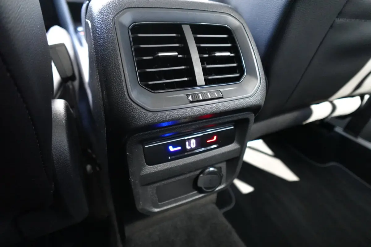 1.5 TSI R-Line PANO KEYLESS CAM