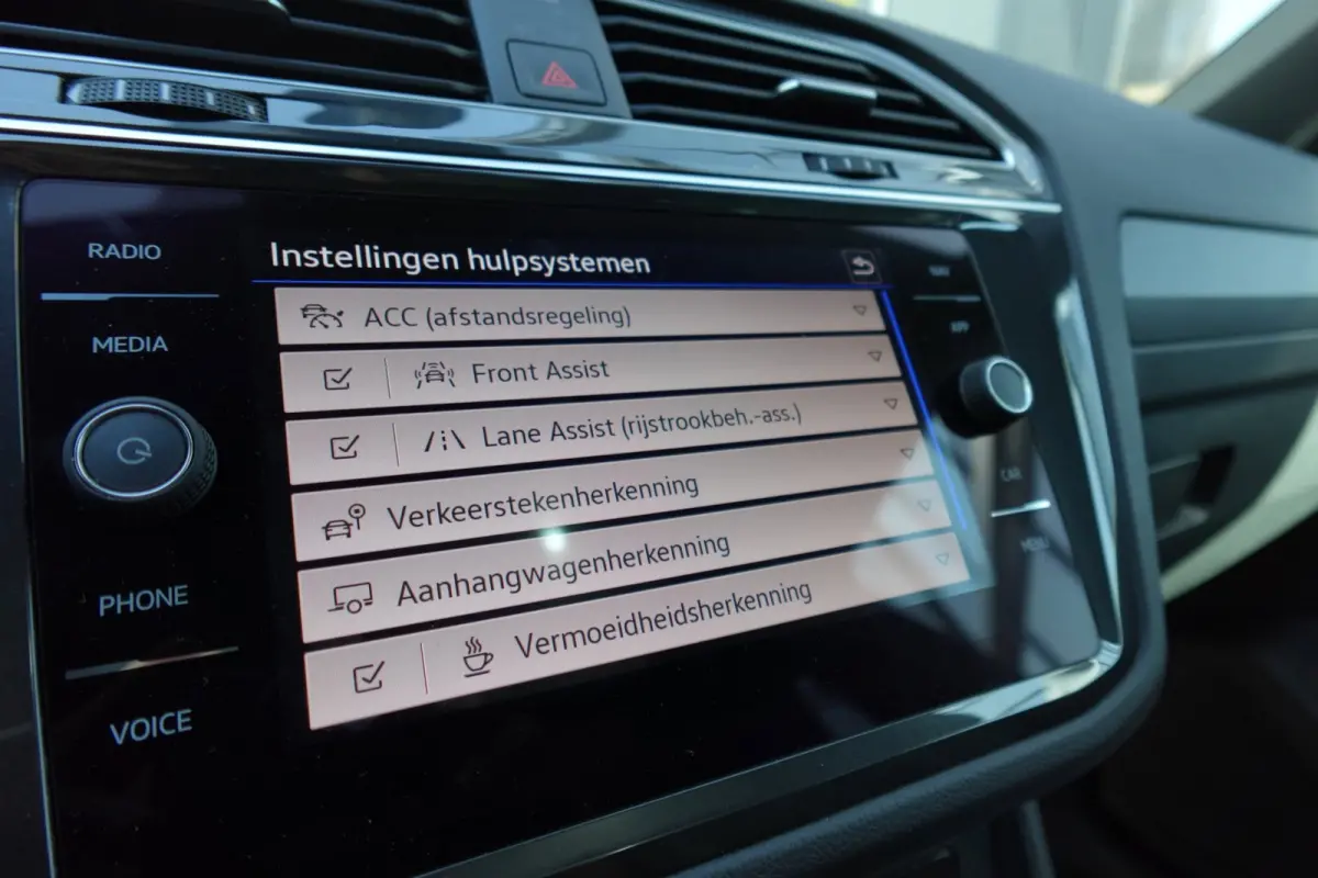 1.5 TSI R-Line PANO KEYLESS CAM