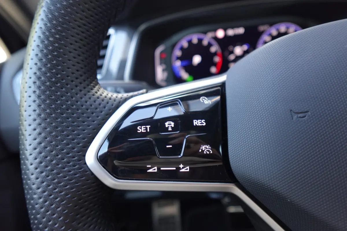 1.5 TSI R-Line PANO KEYLESS CAM