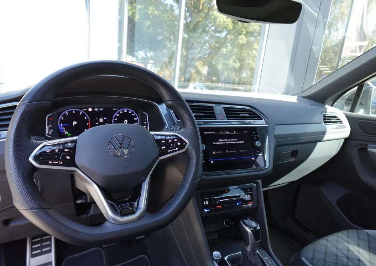 1.5 TSI R-Line PANO KEYLESS CAM