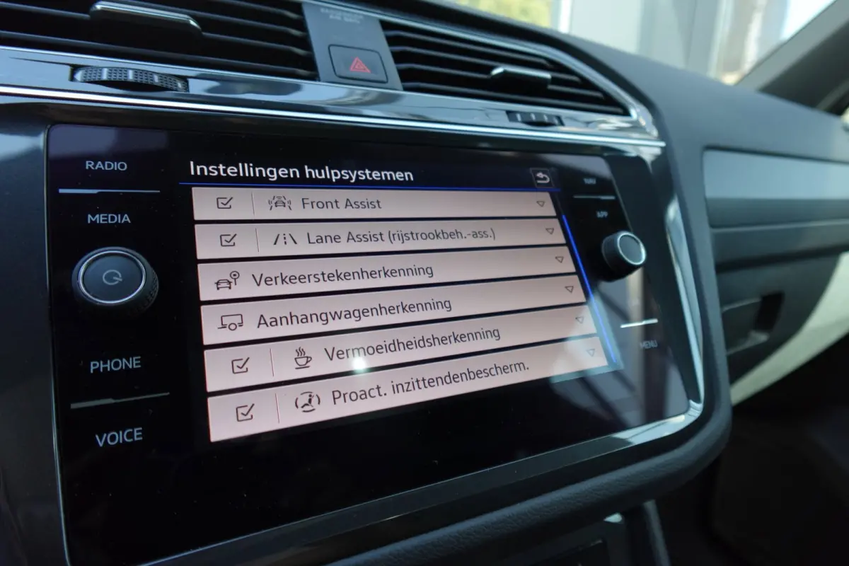 1.5 TSI R-Line PANO KEYLESS CAM