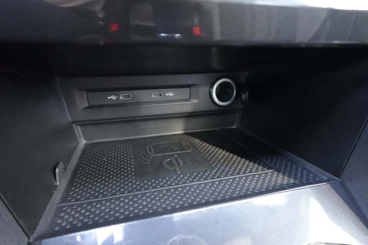 1.5 TSI R-Line PANO KEYLESS CAM