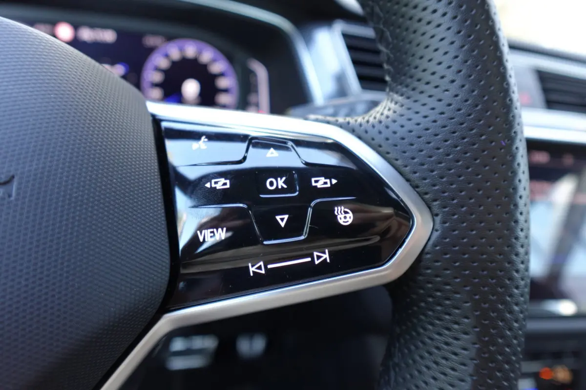 1.5 TSI R-Line PANO KEYLESS CAM
