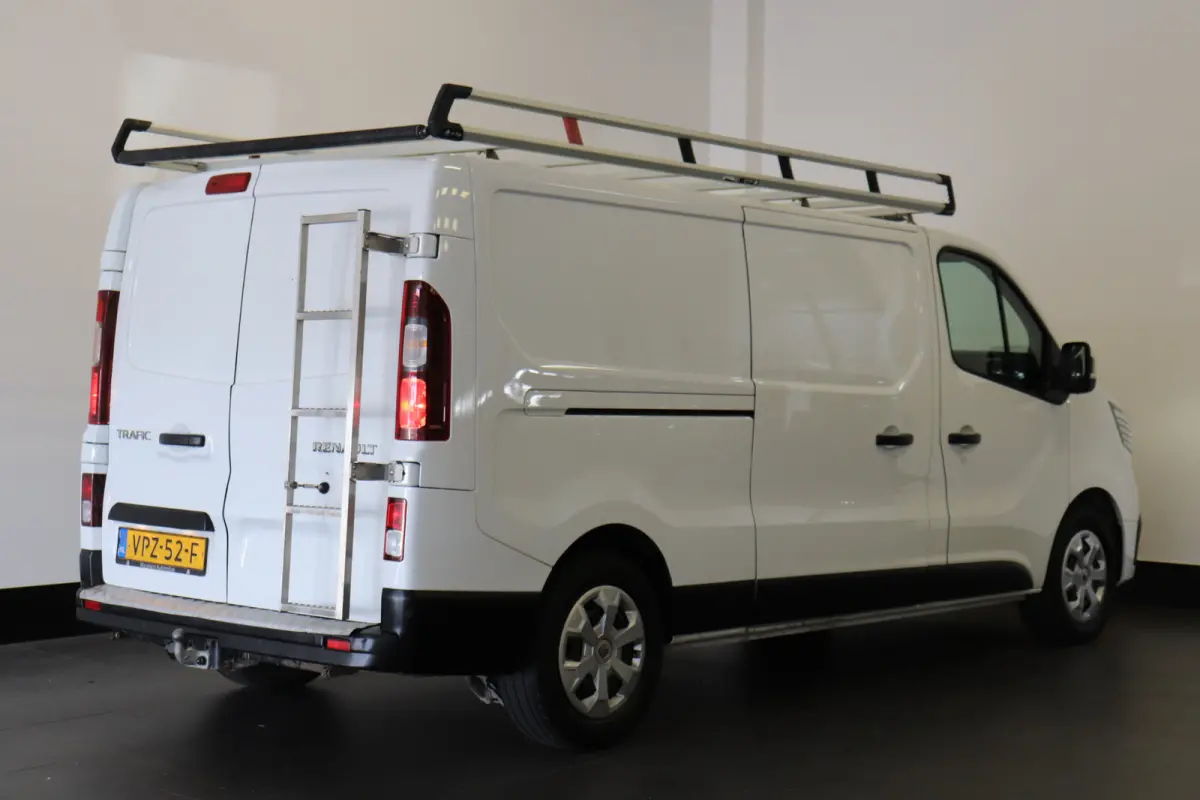 2.0 dCi 110PK L2 EURO 6 - Airco - Cruise - Trekhaak - € 15.900,- Excl.