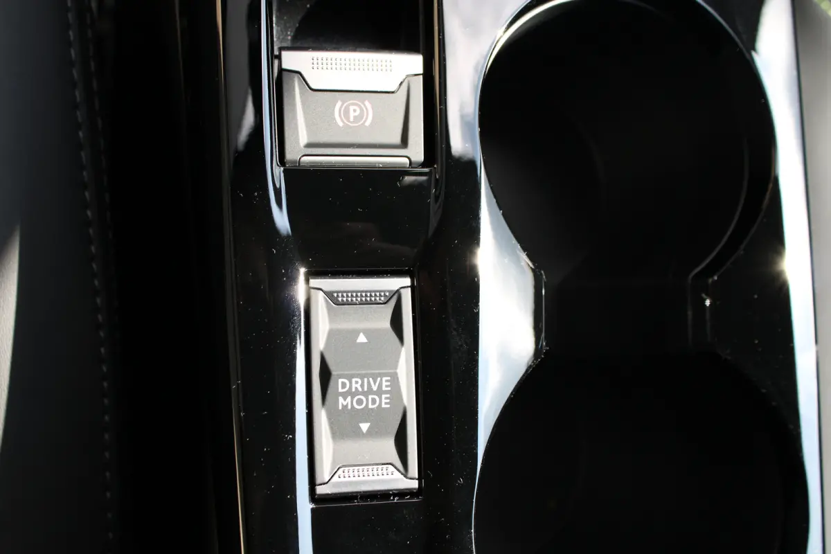 GT | Active Safety Brake met camera en radar (automatisch noodremsysteem) met Distance Alert (waarschuwing dreigende aanrijding) | Advanced Active Safety Brake met camera en radar | Climate 