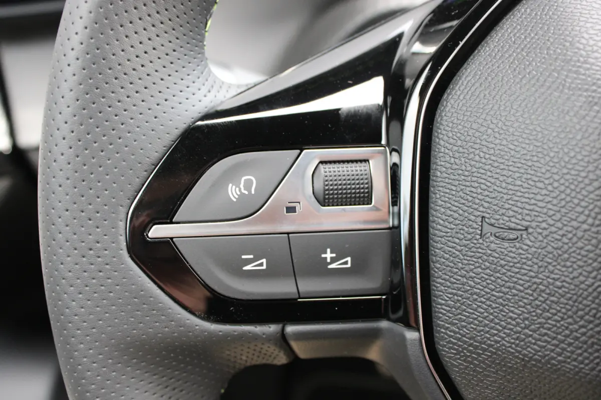 GT | Active Safety Brake met camera en radar (automatisch noodremsysteem) met Distance Alert (waarschuwing dreigende aanrijding) | Advanced Active Safety Brake met camera en radar | Climate 