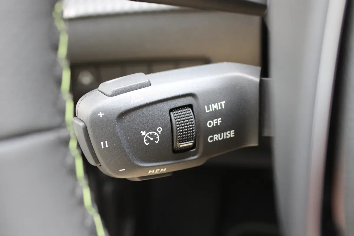 GT | Active Safety Brake met camera en radar (automatisch noodremsysteem) met Distance Alert (waarschuwing dreigende aanrijding) | Advanced Active Safety Brake met camera en radar | Climate 