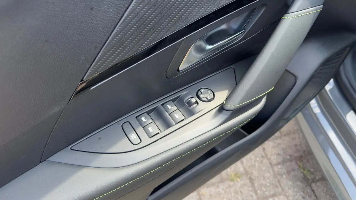 GT | Elektrische parkeerrem | Extra getinte achterste zijruiten en achterruit | Extra getinte achterste zijruiten en achterruit