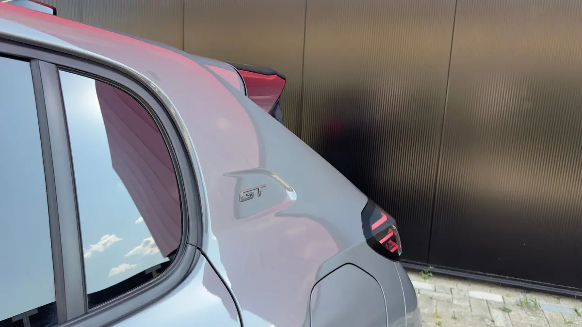 GT | Elektrische parkeerrem | Extra getinte achterste zijruiten en achterruit | Extra getinte achterste zijruiten en achterruit