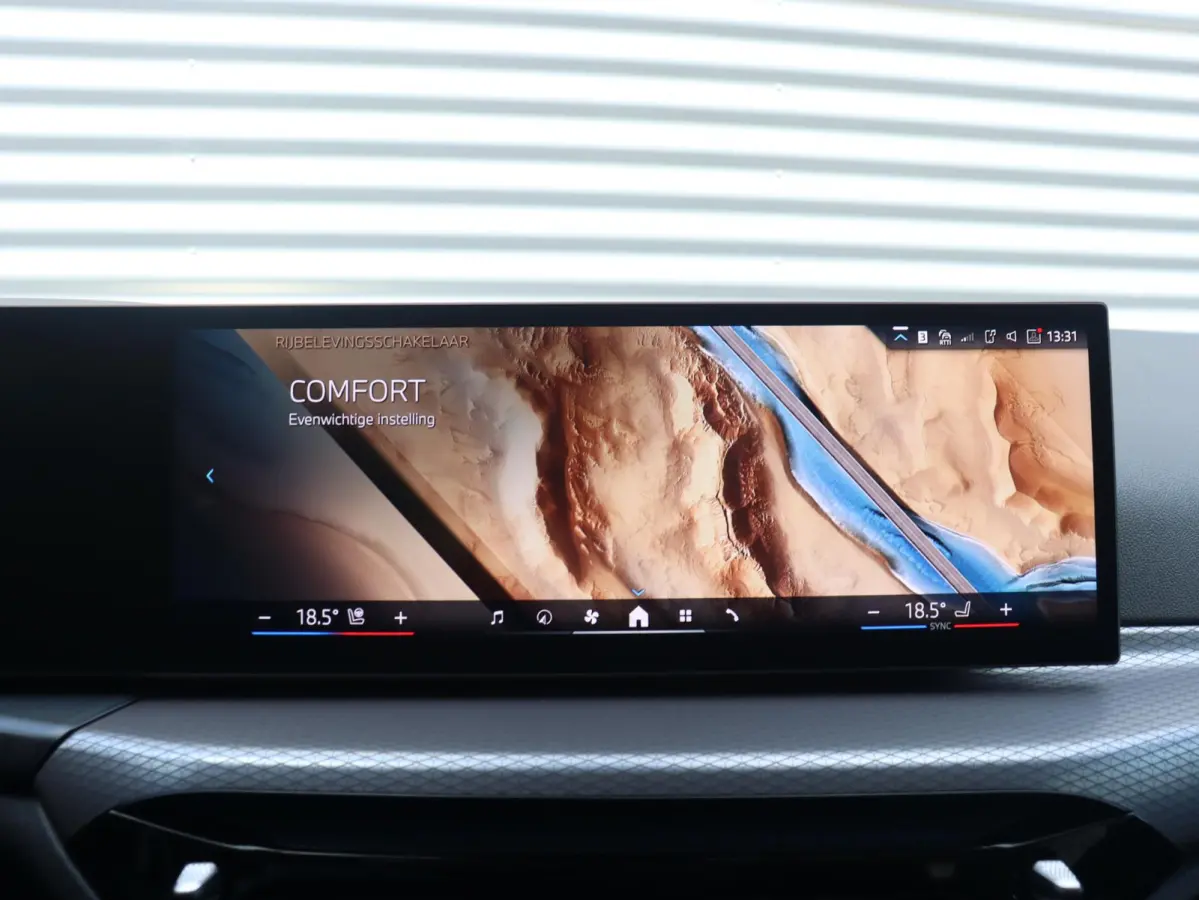 eDrive35 | M Sportpakket Pro | Panodak | Individual Lak | Laserlight | Hi-Fi | Camera | Adaptive Cruise Control | Comfort Access | Stuurwiel Verwarmd | SOH 100% | 19'' LMV